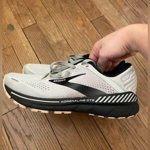 Women’s Brooks size 9